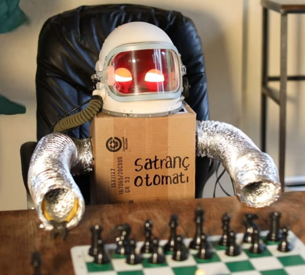 e64f71e1-tom-viii-chess-robot.png